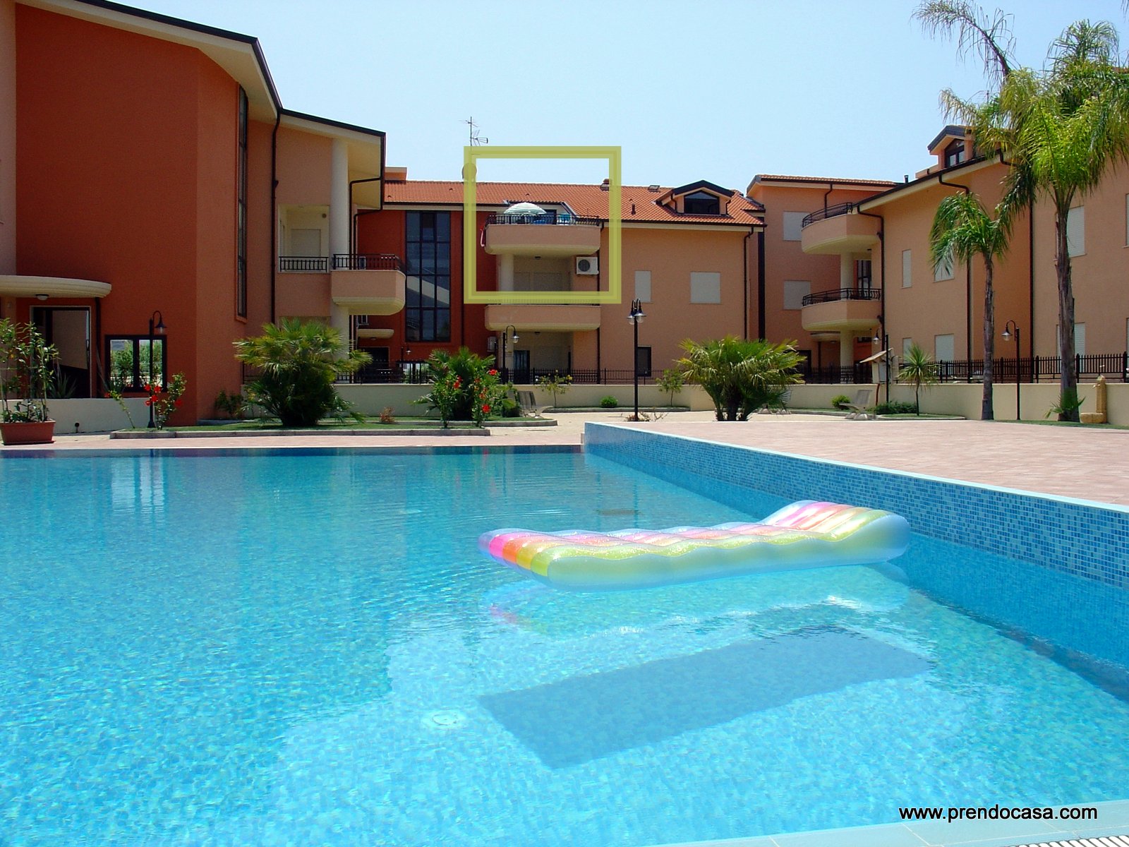 Sabbia pool with lilo.JPG